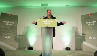 Abascal seguirá como presidente de Vox hasta 2028 sin que lo voten sus afiliados
