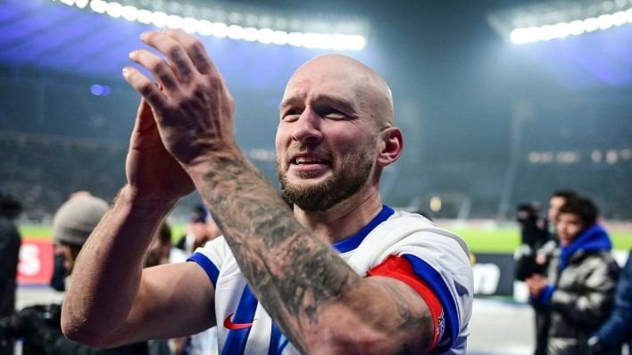 Toni Leistner: „Erstmal können wir froh sein, dass dieses Jahr kein Red Bull reingegossen wird Ansonsten ist alles Träumerei, es ist noch so lange hin, bis man den Pokal überhaupt in die Höhe recken könnte. Wenn ich mir etwas aussuchen könnte, wäre es Bier.“