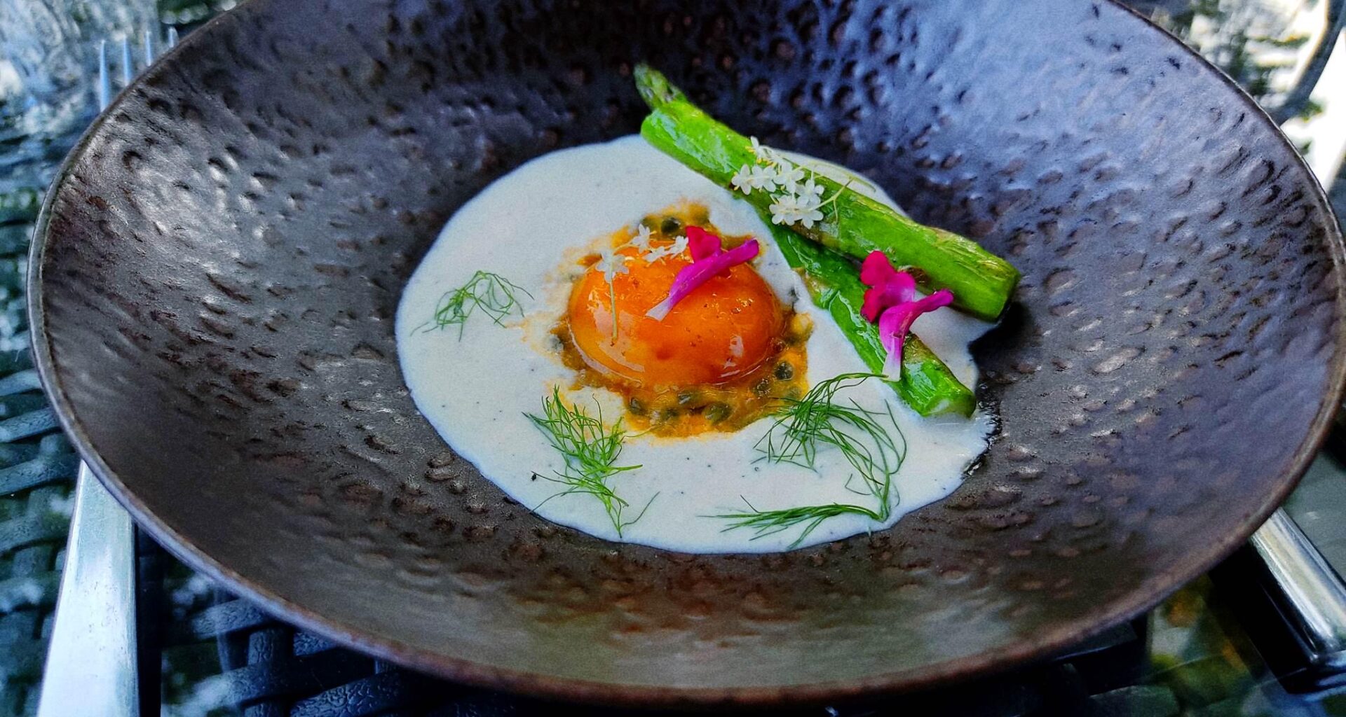 Trompe l'œil (entrée de l'été dernier) : jaune d'œuf confit au soja, espuma chèvre/café, asperge grillée, et insert au fruit de la passion