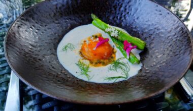 Trompe l'œil (entrée de l'été dernier) : jaune d'œuf confit au soja, espuma chèvre/café, asperge grillée, et insert au fruit de la passion