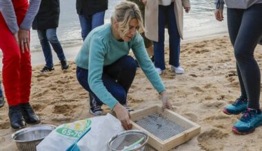Yolanda Díaz ayuda a recoger pellets en las playas de Galicia y recalca que "la mentira es la forma de gobernar del PP"