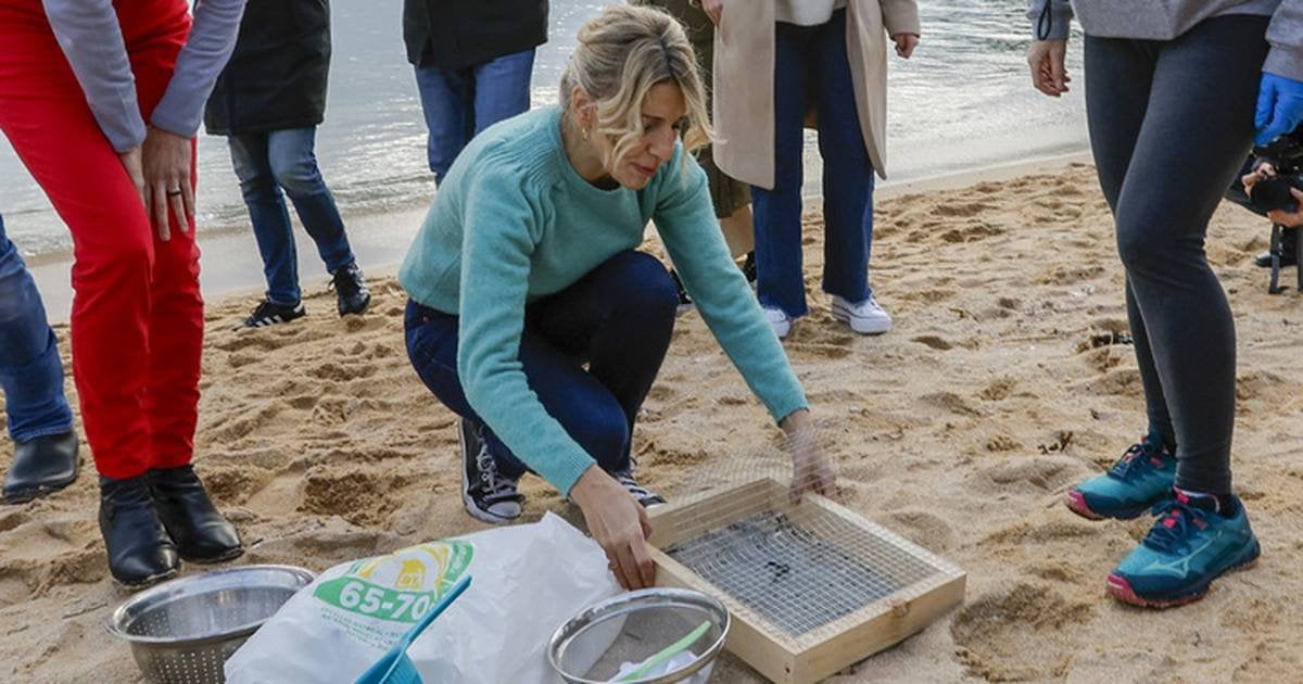 Yolanda Díaz ayuda a recoger pellets en las playas de Galicia y recalca que "la mentira es la forma de gobernar del PP"