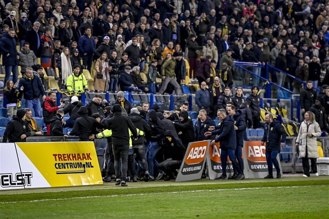 Vitesse - Feyenoord interrupted after group of supporters invades pitch