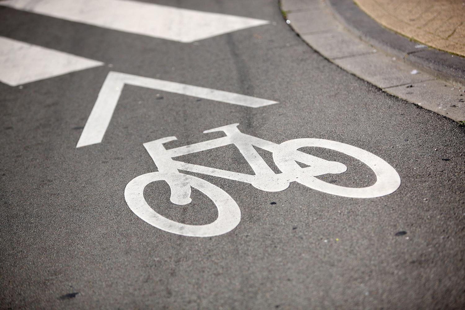 Betekent deze wegmarkering dat de fietser voorrang heeft op wie er van rechts komt?