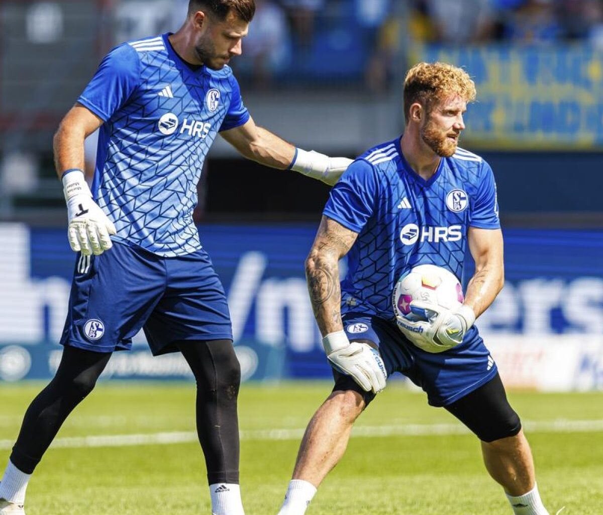 Karel Geraerts plant gegen Braunschweig einen sofortigen Torwart-Wechsel! Marius Müller soll für Ralf Fährmann in die Start-11 rücken. Bei der Video-Analyse hat sich der Eindruck gefestigt, dass Fährmann kein Rückhalt für die „Rettungs-Mission“ sei.