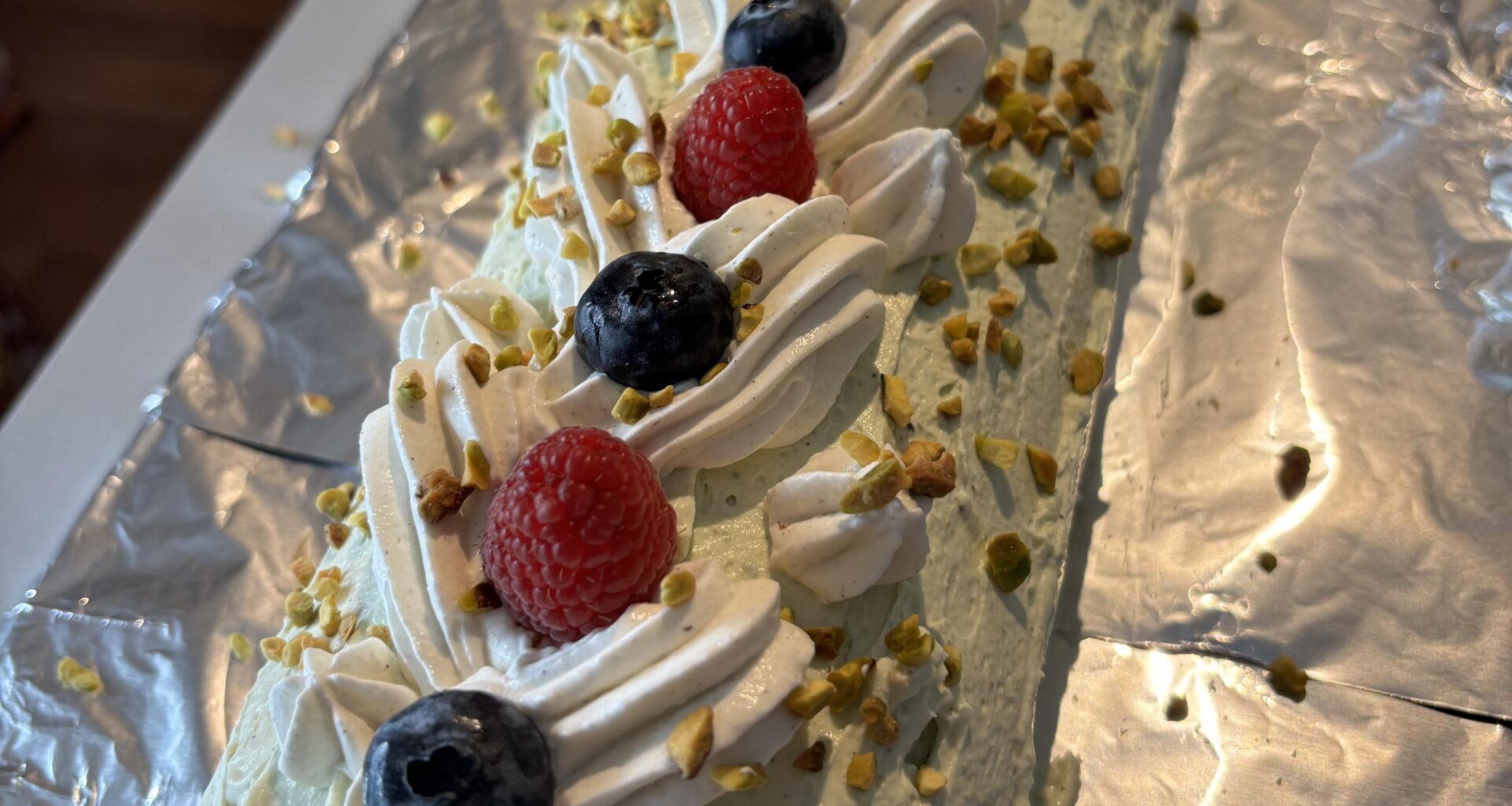 Génoise roulée framboise pistache