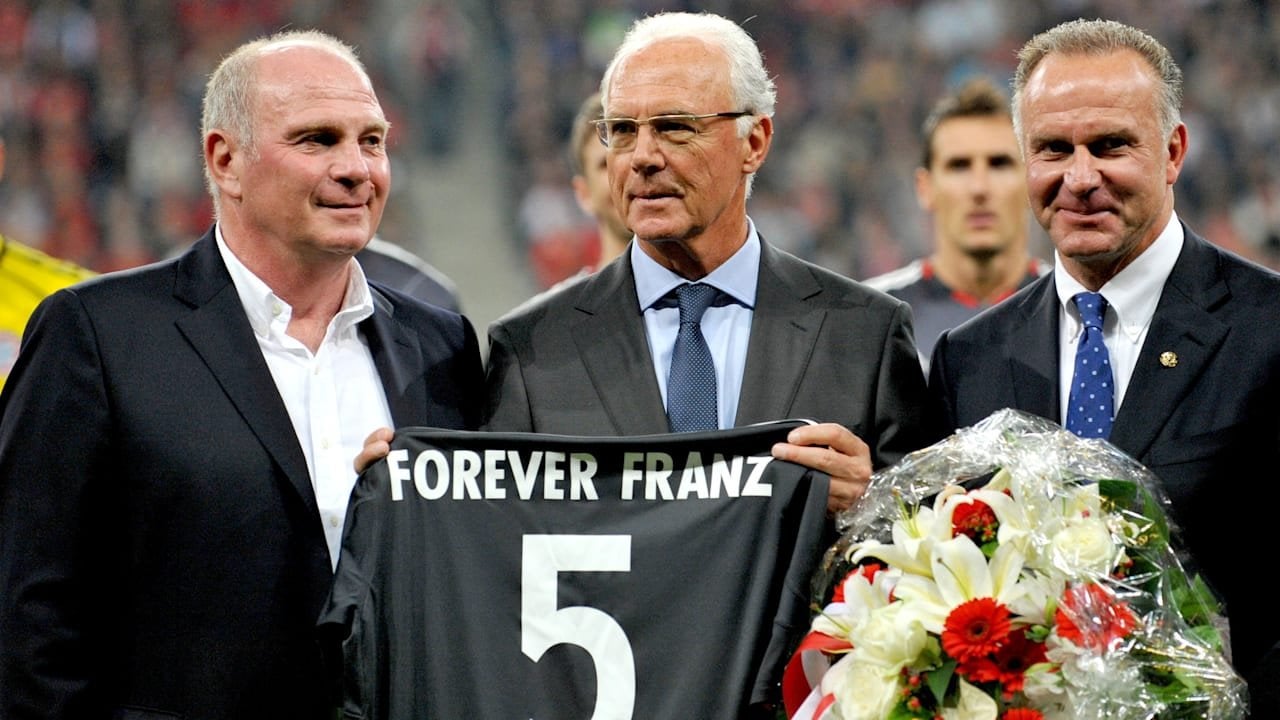 Karl Heinz Rummenigge: „Die ganze Welt des Fußballs und darüber hinaus trauert um unseren Freund Franz. Der FC Bayern sollte ihm zum Dank und Andenken eine Trauerfeier im Stadion ausrichten, das es ohne ihn nie gegeben hätte!“