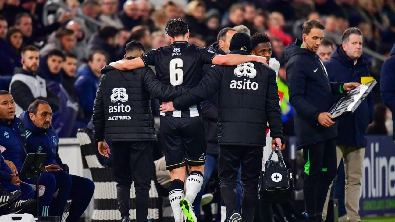 Cestic sidelined for months because of broken ankle after foul on Brobbey at the end of Heracles-Ajax