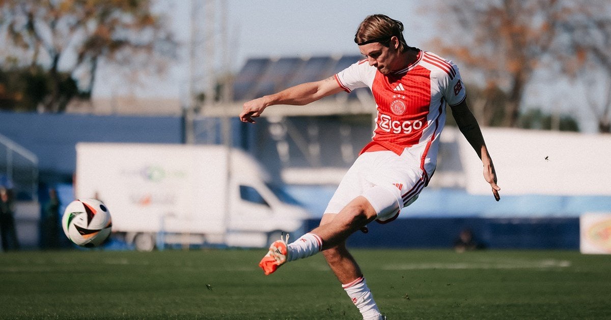 Friendly match between Ajax and Hannover 96 ends in a 2-1 victory for Ajax | Goals from Brobbey & Bergwijn.