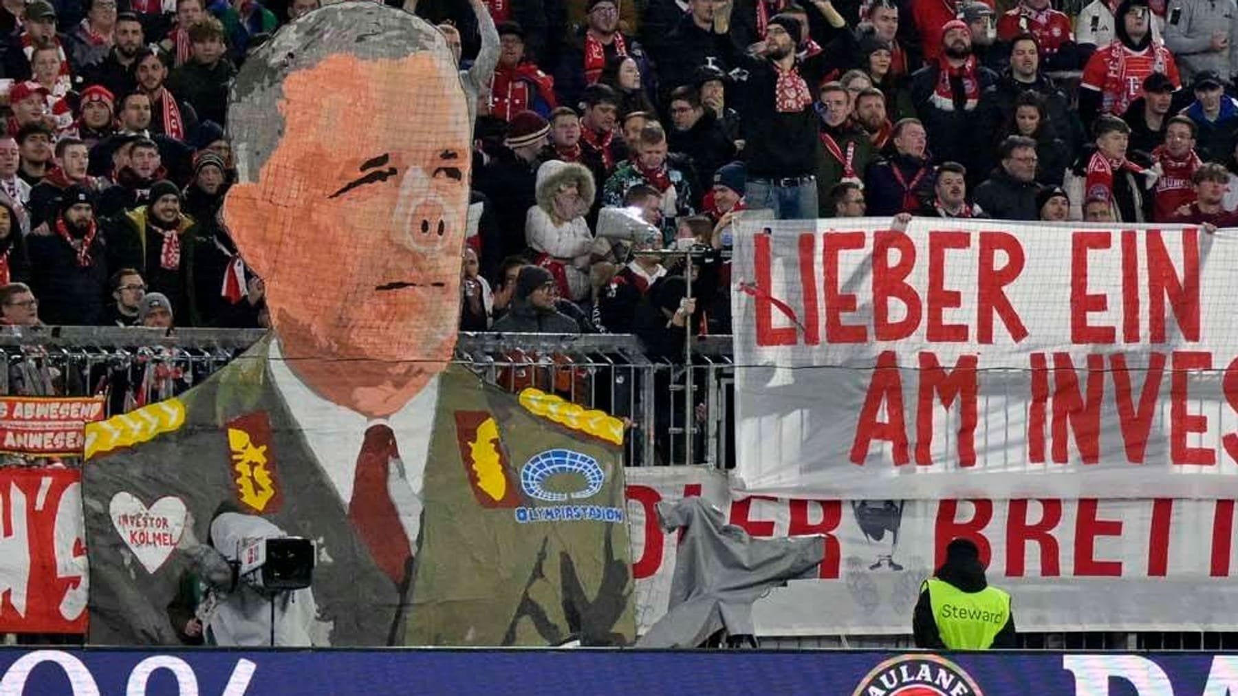 "Lieber ein Gewinner sein als Kritik zu äußern am Investoren hofierenden Stasi-Schwein": Bayern-Fans attackieren Union-Boss auf Banner