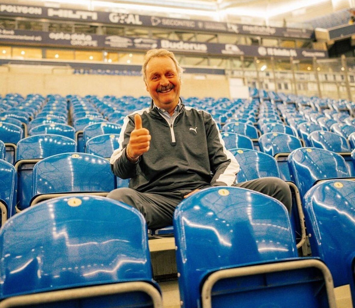 Peter Neururer übt Kritik an S04:„Es gibt Leute, die bestrebt sind, Schalke zu retten. Nur die, die im Augenblick auf Schalke das Sagen haben, retten gar nichts. Der Verein wird im Moment geführt nur von sportlich fußballerischen Amateuren, die überhaupt nicht wissen, wie das Geschäft läuft.“