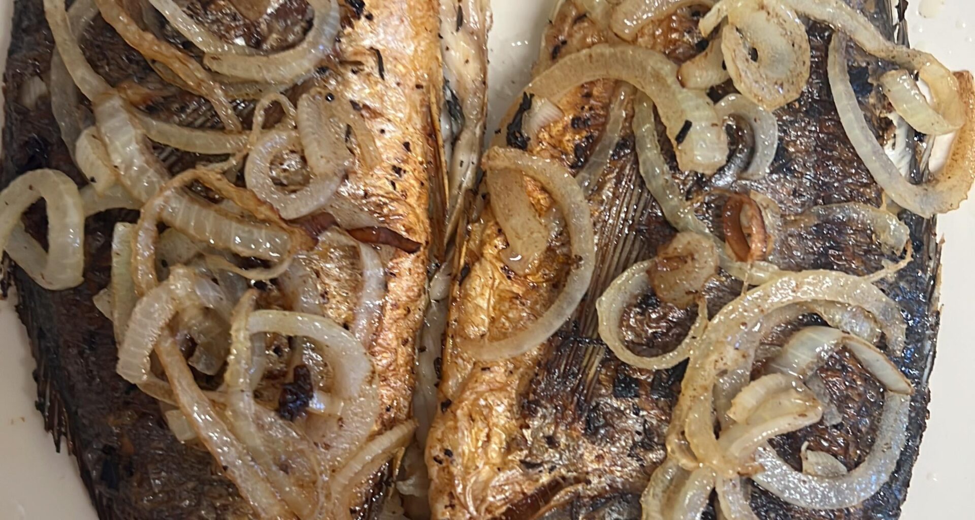 Daurade poêlée à servir avec du riz et des lentilles ✌🏾
