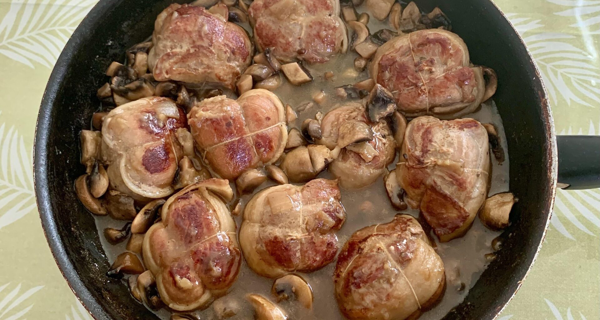 Une recette de ma maman avec les ingrédients que j’avais sous la main : kalfsvleesrolletjes in biersaus. En néerlandais, ça veut dire : roulades de veau sauce à la bière. J’ai utilisé des paupiettes de veau et une bière brune artisanale du Jura. Pour un bon petit repas en amoureux ! 🥰