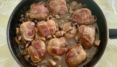 Une recette de ma maman avec les ingrédients que j’avais sous la main : kalfsvleesrolletjes in biersaus. En néerlandais, ça veut dire : roulades de veau sauce à la bière. J’ai utilisé des paupiettes de veau et une bière brune artisanale du Jura. Pour un bon petit repas en amoureux ! 🥰