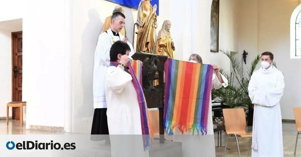 Un cura de Cádiz recoge firmas contra la bendición de parejas homosexuales avalada por el Papa porque "contradice el plan de dios"