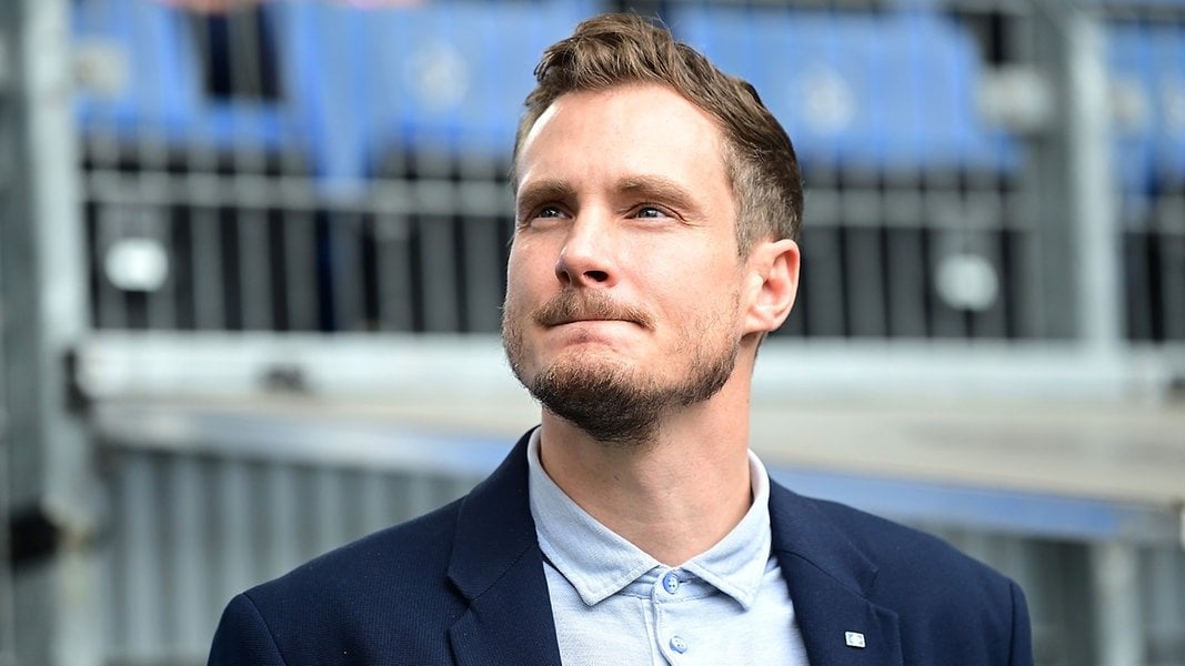 HSV-Präsident Marcell Jansen zieht sich aus AG-Aufsichtsrat zurück: "Diese Entscheidung ist wohl durchdacht. Der Rücktritt aus dem Aufsichtsrat ermöglicht es mir, meine Rolle als Präsident noch intensiver auszuüben. Wir stehen als Verein vor wichtigen Monaten mit vielen relevanten Entscheidungen."