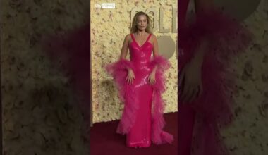 Margot Robbie arrives at the Golden Globes