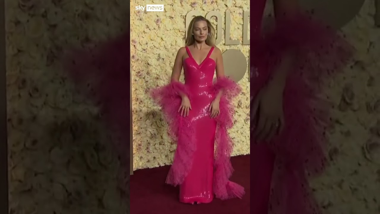 Margot Robbie arrives at the Golden Globes