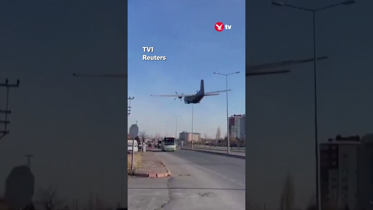 Military plane makes low-altitude emergency descent metres above Turkish city #shorts #aviation
