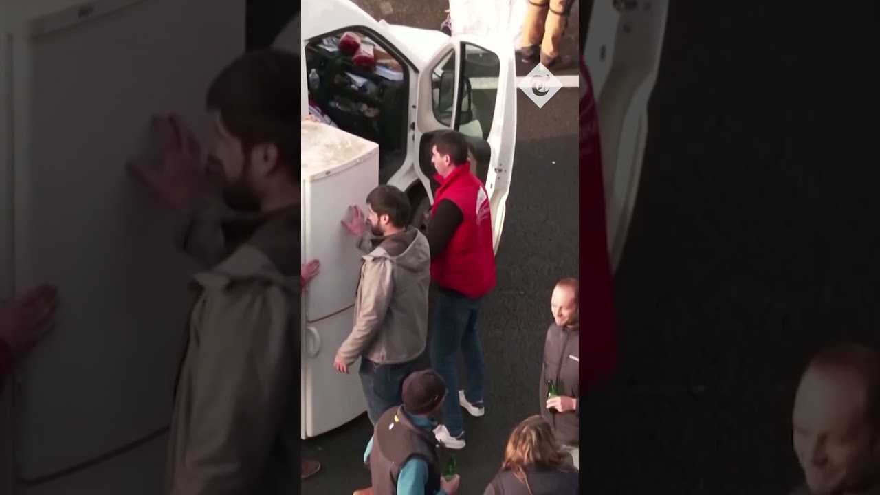French farmers enjoy beer and apéritif as they block motorway