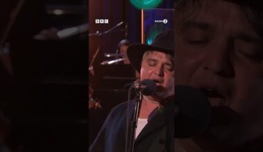 The Libertines perform their classic Don’t Look Back into the Sun with the BBC Concert Orchestra! 🧡