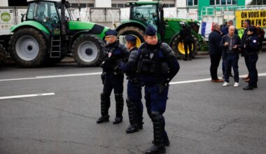 Almost 80 farmers arrested as protests blockade key food market, close in on Paris • FRANCE 24