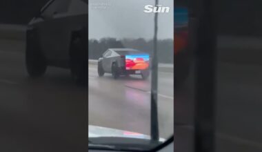 Tesla Cybertruck with massive LED screen cruises down Texas highway #shorts