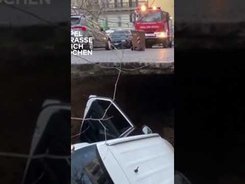 ERDLOCH IN NEAPEL: Straßenloch zwingt zur Evakuierung - Rettung aus verschlungenen Autos