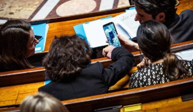 A l’Assemblée, Gabriel Attal regarde des photos de petit chien mignon sur son smartphone quand l’opposition parle de mal-être au travail