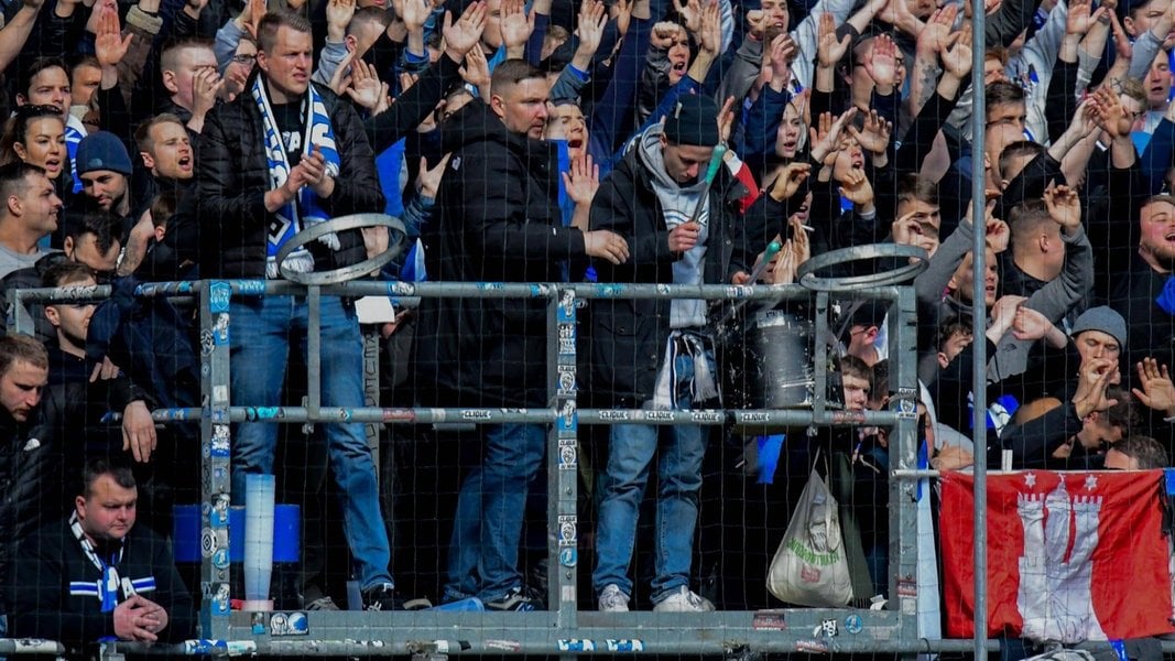 Rostock: HSV-Fans werfen Pyrotechnik auf Imbiss - drei Verletzte