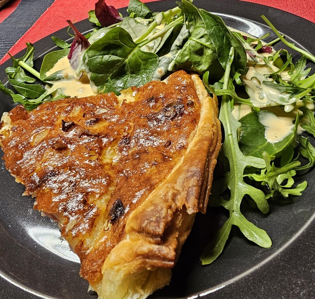 Variation of a typical Northern Swiss onion and cheese cake, including ready-made fondue cheese and lots of freshly grated nutmeg (see gallery), served with fresh Mediterranean loose leaf lettuce