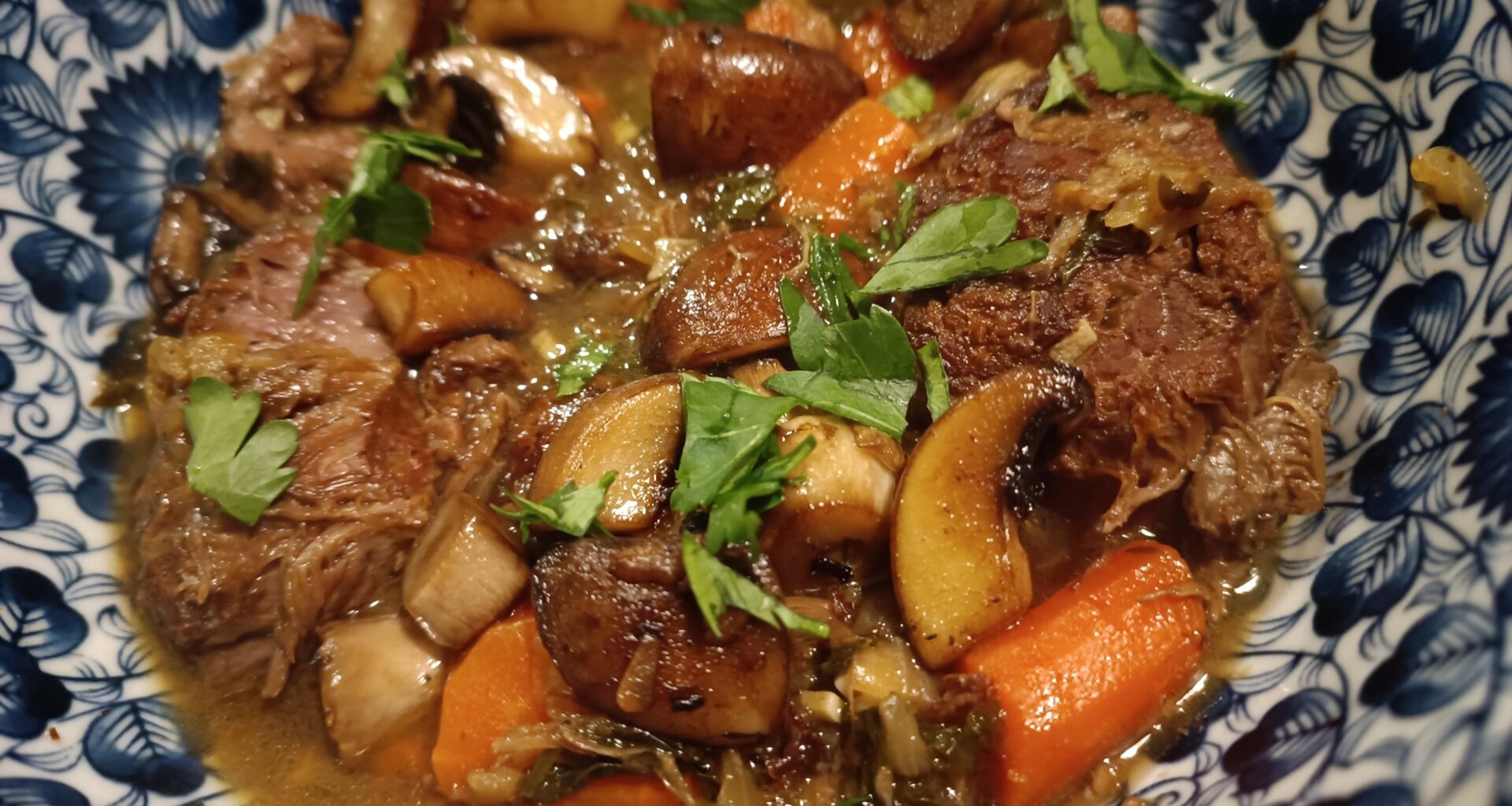 Joues de porc au cidre , carottes et champignons de Paris