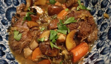 Joues de porc au cidre , carottes et champignons de Paris