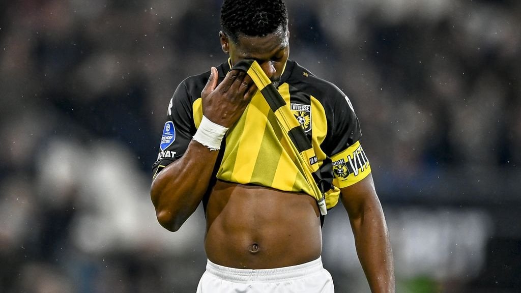 Red card for captain Isimat-Mirin comes with high cost for Vitesse in 3-2 game against Heracles