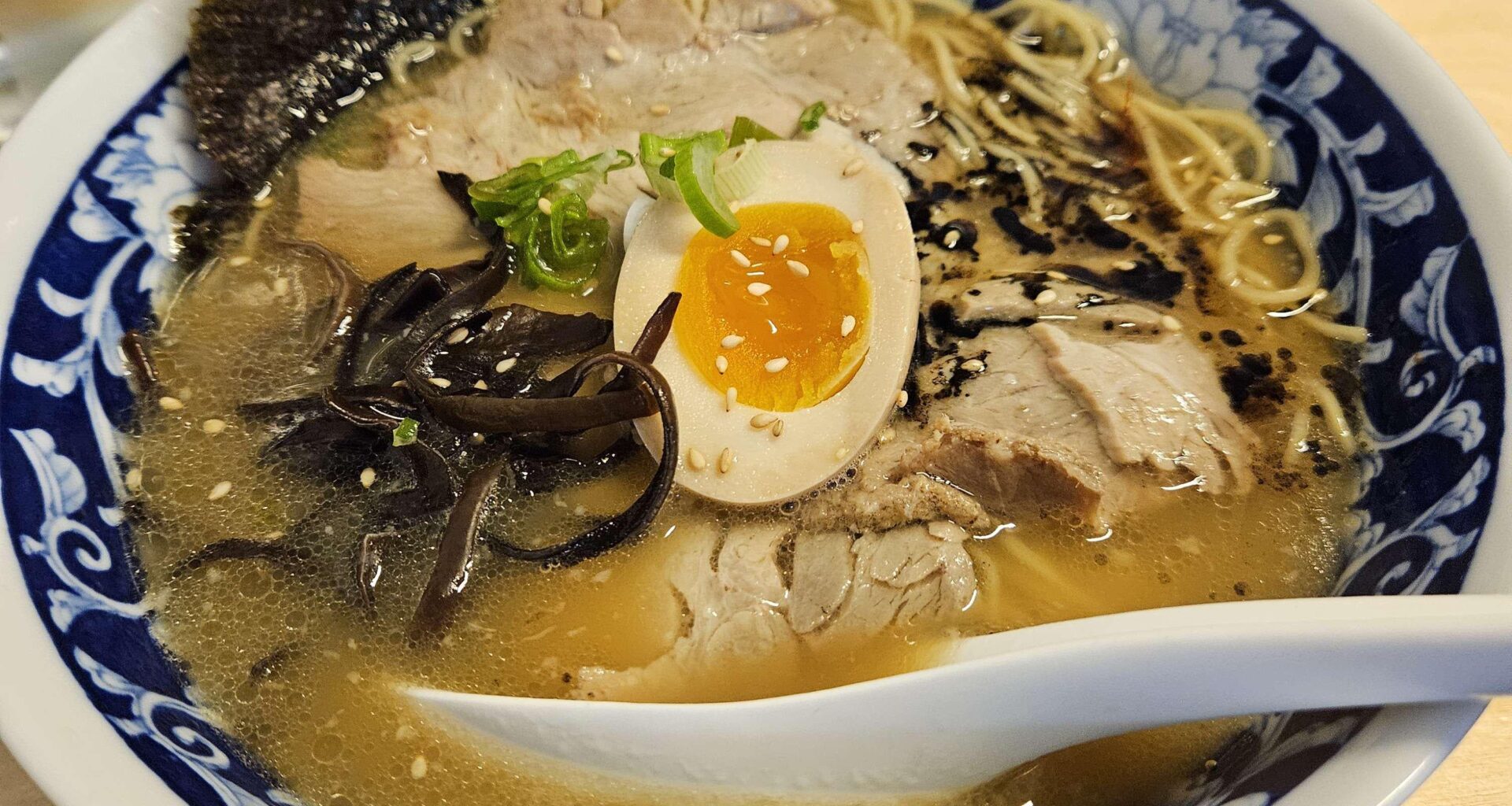 Tonkotsu ramen (porc, huile d'ail, oeuf, champignons noir, nori, sauce soja) [Nantes]