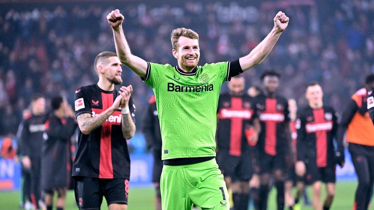 Unbesiegt zum Titel? Leverkusens Rekordjagd: Noch nie hat ein Team eine Bundesliga-Saison ungeschlagen beendet. In England gab es die "Invincibles"-Saison des FC Arsenal, in Italien das legendäre Milan-Team von 1991. Was ist möglich für Bayer 04 Leverkusen in 2023/24?