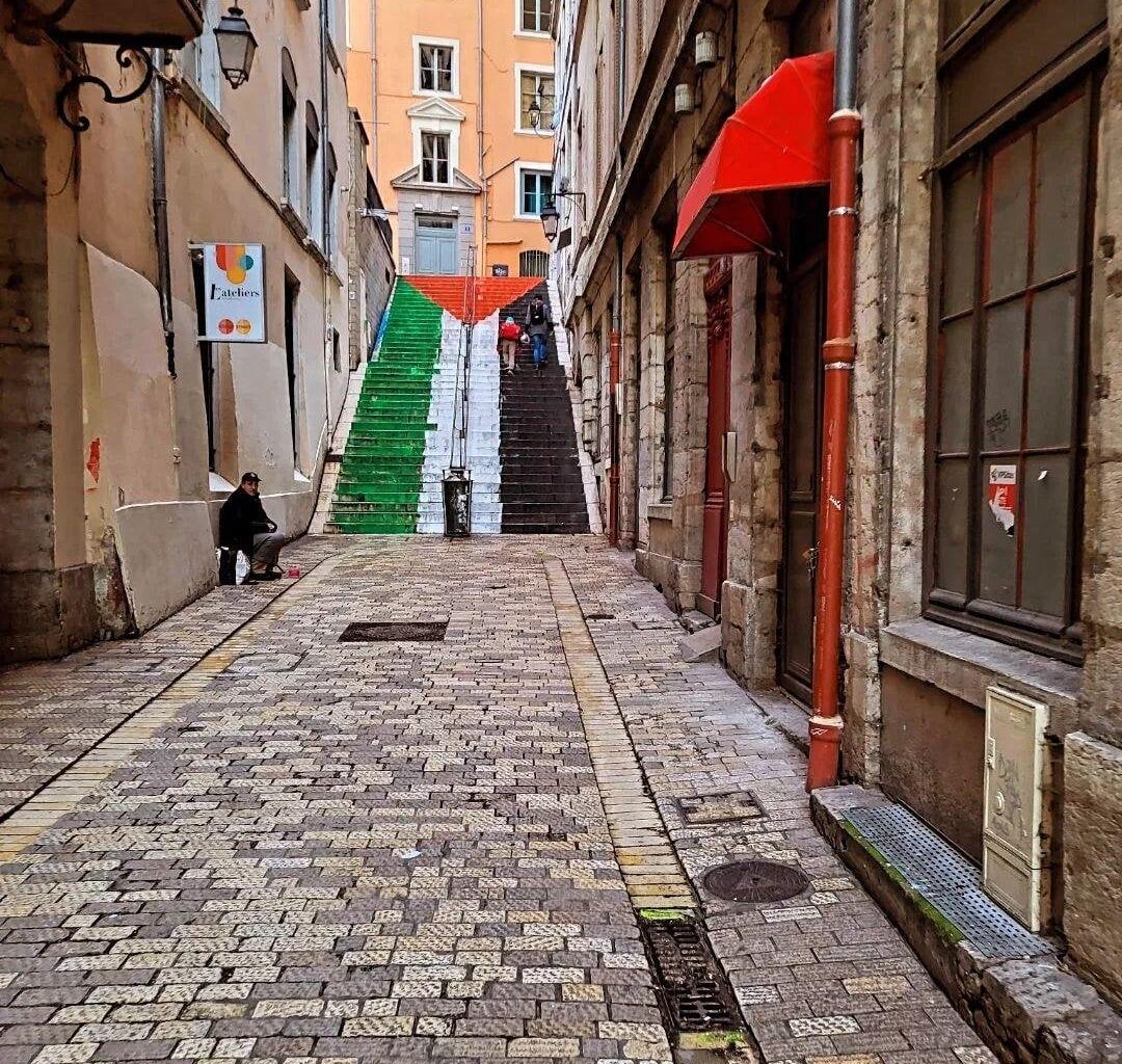 6 interpellations et 3 perquisitions pour des escaliers repeints aux couleurs du drapeau Palestinien