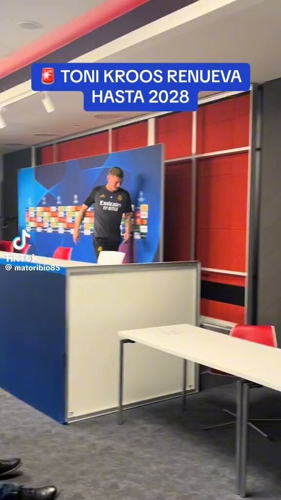 Ancelotti to Kroos after the Leipzig pre-match press conference: “Did you say anything?” Kroos: “I made a right mess of things. That I’m extending my contract until 2028.” 😂