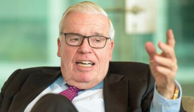 Klaus-Michael Kühne: "Magath ist seit Jahren mein Wunschkandidat, war aber den HSV-Verantwortlichen nicht vermittelbar. Ich bin leider nur ein einflussloser Fan, der mit ansehen muss, wie der HSV in jeder Hinsicht handlungsunfähig ist. Ich würde ihn sofort als Trainer oder Sportdirektor engagieren."