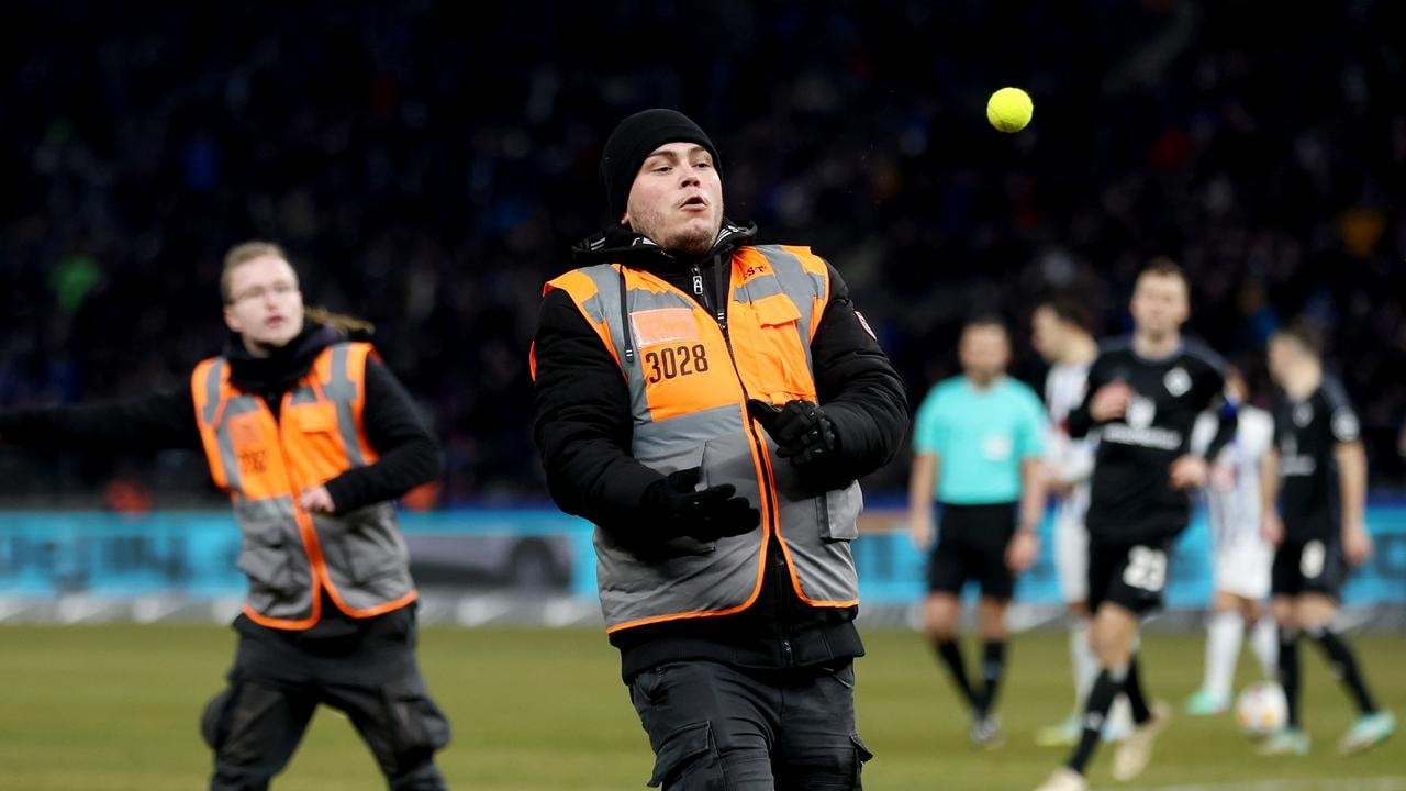 [2. Bundesliga] Partie nach Fan-Protesten vor Abbruch: Denkwürdiger HSV-Sieg bei der Hertha