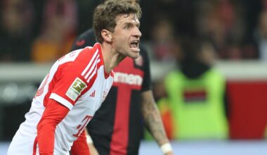 Thomas Müller redet sich nach Niederlage in Rage: "Im Training zeigen wir deutlich bessere Ansätze, weil wir frei Fußball spielen. Da fehlen mir die Eier. Wir haben eine Verkopftheit in unserem Spiel. Wir spielen da von A nach B, von B nach C - und keiner hat die Freiheit, einfach zu zocken."