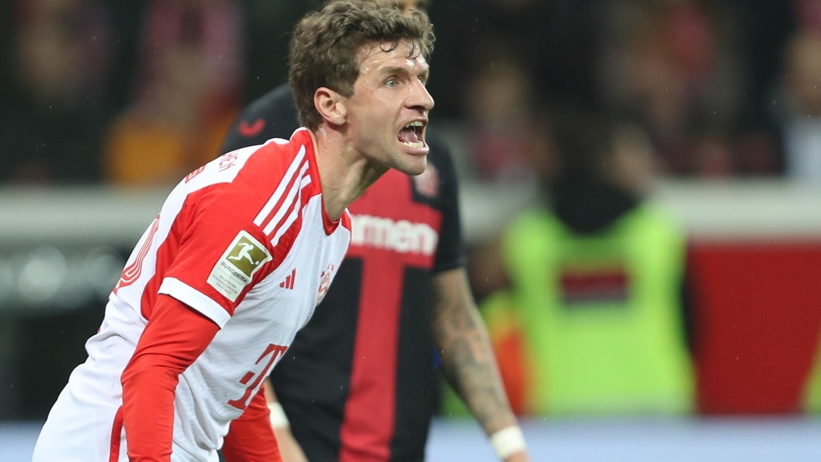 Thomas Müller redet sich nach Niederlage in Rage: "Im Training zeigen wir deutlich bessere Ansätze, weil wir frei Fußball spielen. Da fehlen mir die Eier. Wir haben eine Verkopftheit in unserem Spiel. Wir spielen da von A nach B, von B nach C - und keiner hat die Freiheit, einfach zu zocken."