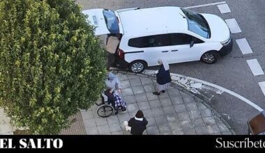 Cazan a monjas de un asilo en Vigo llevando a ancianos a votar con la papeleta en la mano