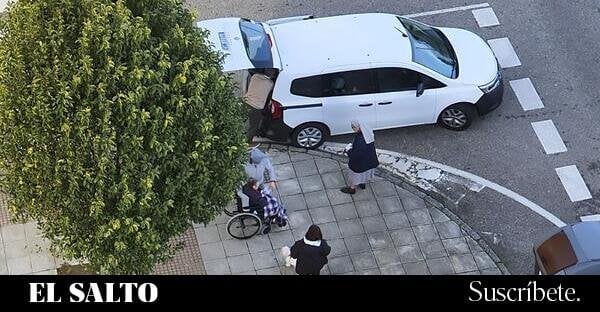 Cazan a monjas de un asilo en Vigo llevando a ancianos a votar con la papeleta en la mano