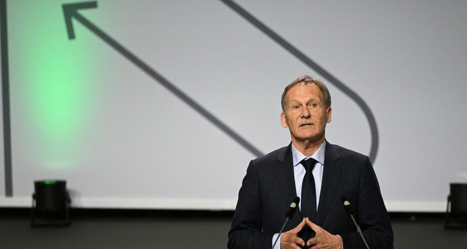 Watzke enttäuscht von Fan-Reaktion zum Investorenstreit: "Die Absage der eingeladenen Fanvertreter nehmen wir zur Kenntnis, bedauern sie aber, denn Dialog ist immer die Basis für ein demokratisches Miteinander. Die Gesprächsbereitschaft von Hans-Joachim Watzke bleibt selbstverständlich gegeben."