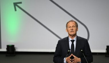 Watzke enttäuscht von Fan-Reaktion zum Investorenstreit: "Die Absage der eingeladenen Fanvertreter nehmen wir zur Kenntnis, bedauern sie aber, denn Dialog ist immer die Basis für ein demokratisches Miteinander. Die Gesprächsbereitschaft von Hans-Joachim Watzke bleibt selbstverständlich gegeben."