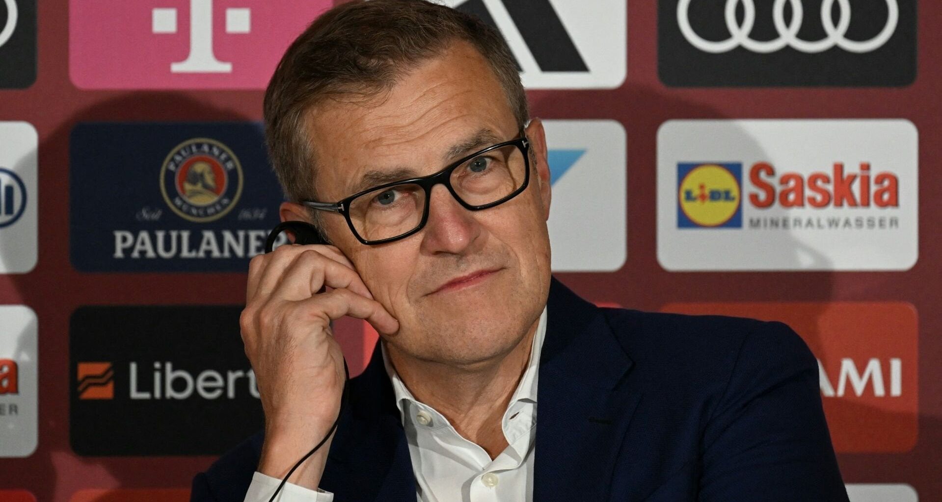 Bayern-CEO Dreesen kritisiert Fan-Proteste und lehnt Neuabstimmung ab: "Ich habe das Gefühl, dass in einigen Ultra-Szenen Inhalte und die Auseinandersetzung mit Fakten gar keine Rolle mehr spielen. Dass es da auch nicht mehr um den Fußball geht, sondern in erster Linie um Machtdemonstration."