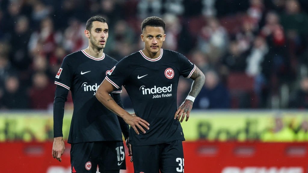 "Bild": Zweifel an Tuta wachsen - Frankfurt kann sich aufgrund seiner Fehleranfälligkeit und mangelndem Entwicklungspotenzial einen Verkauf im Sommer vorstellen, auch der Spieler selbst sei nicht abgeneigt - Bei einer Ablösesumme von 10 Mio. € würde man grünes Licht für einen Transfer geben