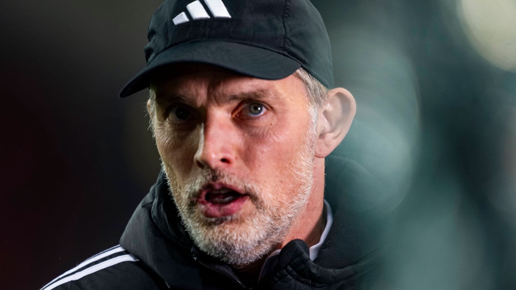 Tuchel wehrt sich gegen Sky-Bericht: "Dieser Satz ist doch völlig absurd. Ein Trainer, der so einen Satz sagt, der steigt ja nicht mehr in den Bus ein zu seiner Mannschaft nach so einer Besprechung. Was soll das? Das haben wir nie gemacht, und das werden wir auch nie tun."