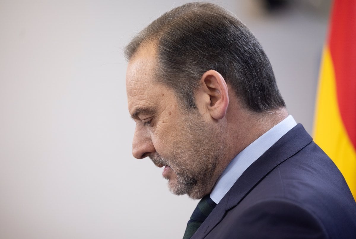 Ábalos retiene el escaño, se pasa al Grupo Mixto del Congreso y acaba en el 'gallinero' del hemiciclo